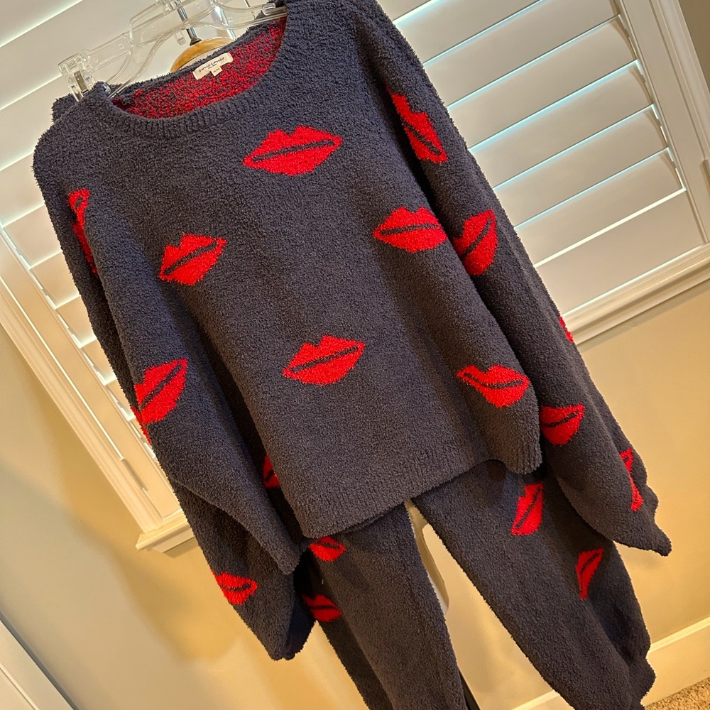 Lip Lounge Set - Picture 3 of 7